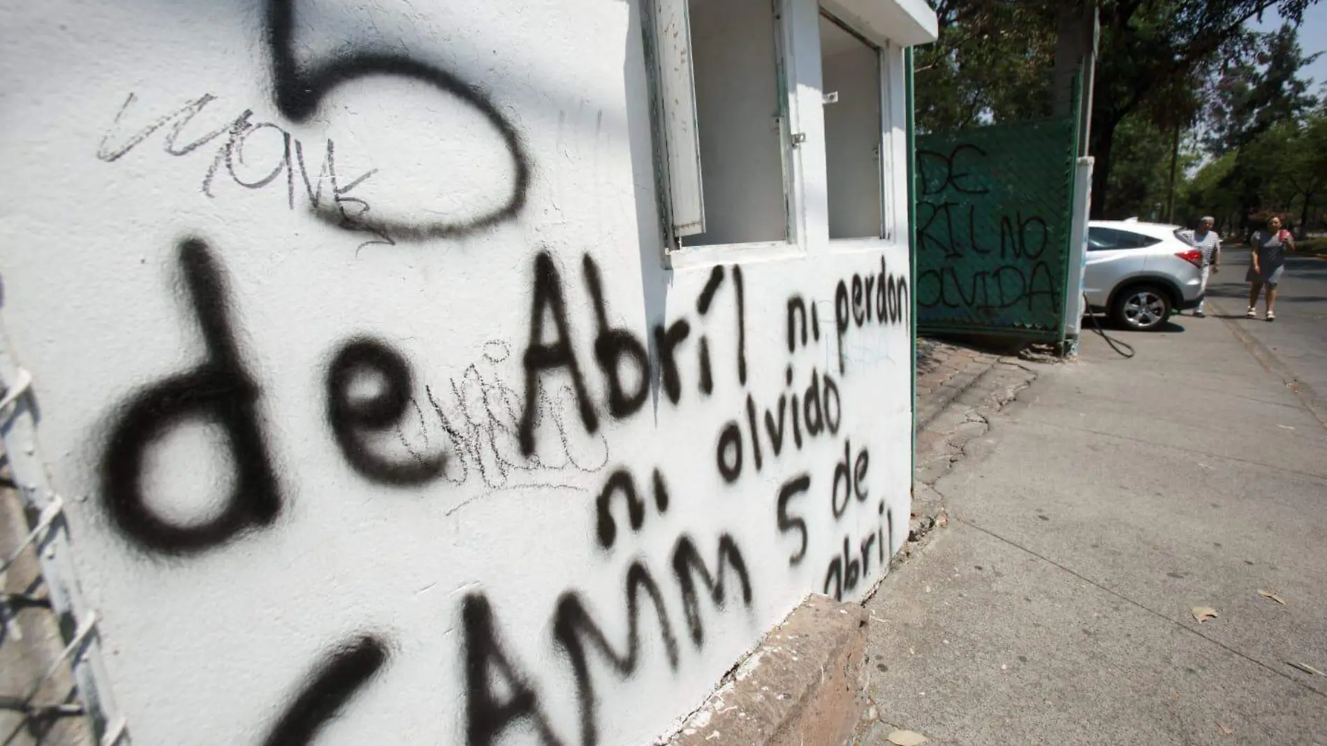 Pared con la leyenda"5 de abril ni perdón ni olvido"